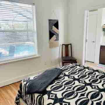 Cheerful 4 Bed, 3 Bath Home with Screened Pool Rooms