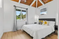 Freshly Remodeled w/ Vaulted Ceilings ,Lanai view 3.5 mi from Airport Live Local Hotels in Kalaoa