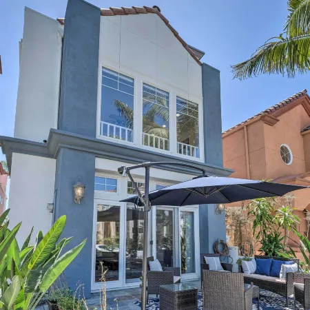 Oceanside Home w/ Rooftop Patio - Steps to Beach!