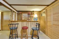 Peaceful Bedford Escape: Deck & Stunning Views! - Alojamientos