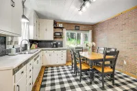 Walk to Winery: Cozy Cabin w/ Fire Pit in Murphys - parking