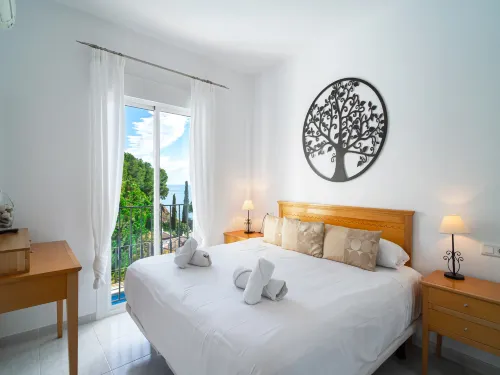 Villa in Nerja with Pool & Beach Nearby - فلل