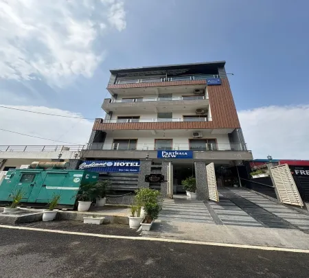 Radiant Blu Hotel Отели рядом с достопримечательностью «Radha Krishan Park»