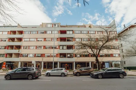 Grand Botanic Garden Apartment by Vacationy