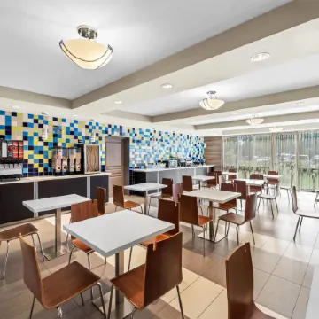 Days Inn & Suites by Wyndham Fort Myers Near JetBlue Park