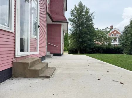 Spacious and Modern Apt in Downtown Evansville in a Historic Victorian Home