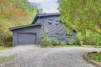 Chic Highlands Cabin Retreat w/ Deck + Office! - parking