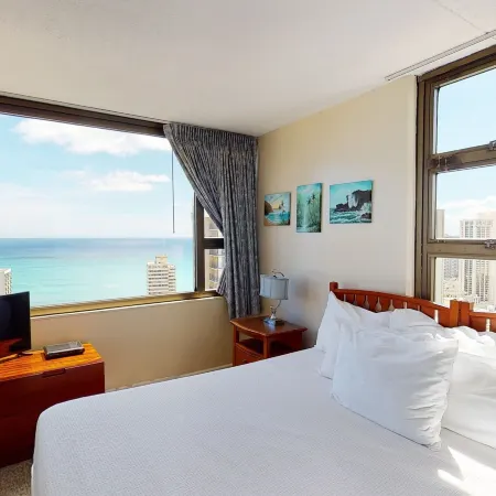 36th Floor Deluxe Ocean View Condo with Free Parking & Wifi Отели рядом с достопримечательностью «Пляж Кахала-Бич»