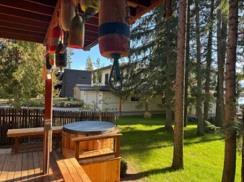 Cozy Lakeside Winter Cabin, Pet Friendly, Cedar Hot Tub with Moonrise Views