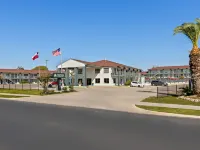 HomeTowne Studios by Red Roof San Antonio E - Frost Bank Center Hotels near Copernicus Park