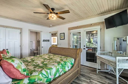 Private Dock and Porch Riverfront Darien Cottage