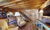The Barn at Toad Hill. Pet friendly, close to Smokies, Airport. Brand new!