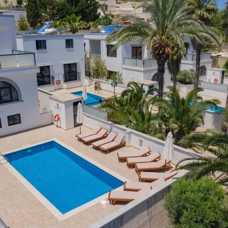 Villa Gardenia - 5 Bedroom Holiday Villa with Pool