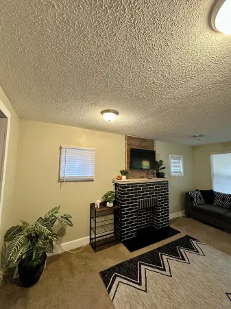 Comfy 3 Bedroom Entire Home With Cozy Vibes Отели рядом с достопримечательностью «Университет Акрон»