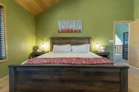 Gorgeous Chalet Cabin w/NEW HOT TUB near National Parks and loaded w'/Amenities!