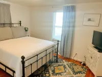 Steps from Mountain View Cafe! 2 bedroom attached  cabin w/fenced private yard! - Hytter