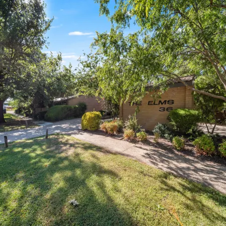 Gorgeous 2-Bed Townhouse with Patio, BBQ & Parking