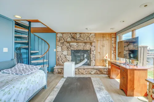 Spacious Riverfront Home w/ Dock in St Clair! - Homestays