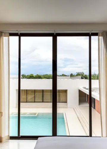 ห้องเตียงใหญ่วิวสระน้ำ