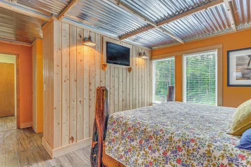 Riverfront Milton Cabin w/ Boat Ramp & Dock! - Parking