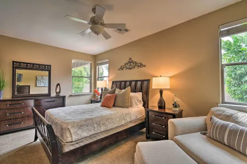 Spacious Surprise Home 6 Mi to Wildlife World Zoo - parking