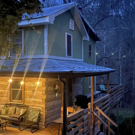 Magical Log Cabin, Streams in Private Yard, 4 Bedrooms, Pet Friendly, WiFi