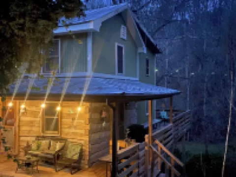 Magical Log Cabin, Streams in Private Yard, 4 Bedrooms, Pet Friendly, WiFi