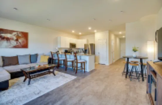 迷人的聯排別墅 < 距動物園和盧雷洞穴1英里！