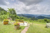 Mtn Views! Outdoorsy Hideaway in Hot Springs - WiFi