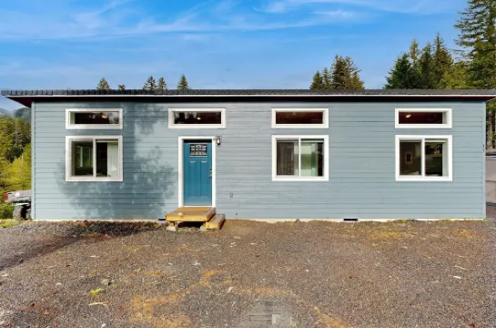 2 BR Dog-friendly Cabin Near River w/ Fire Pit Hotels in Skamania County