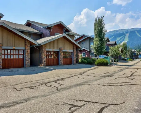 Trappers Landing #30 2 Bedroom Townhouse Hotels in Sun Peaks