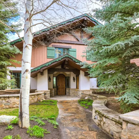 Refined 5 Br Private Home with Private Hot Tub