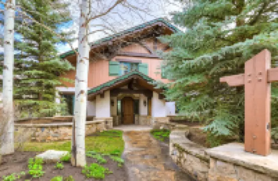 Refined 5 Br Private Home with Private Hot Tub