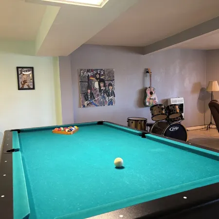 Lakehouse Lilypad with Boats and Game Room, Sleeps 9, 3k sq ft Home, Large Yard Отели в г. Шарп