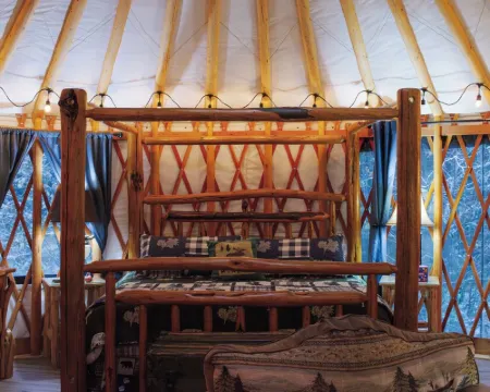 Blue yurt, out in the woods! Unplugged, you are out in nature away from it all. Hotels in Coram