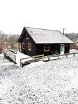 Hillside Cabin :: Secluded Log Cabin on 15 Acres, Pond & trails. Near Woodbury - Wifi