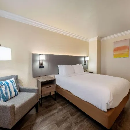 Super 8 by Wyndham Gilroy