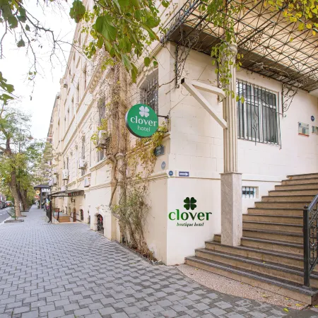 Clover Hotel Отели рядом с достопримечательностью «Площадь Свободы»