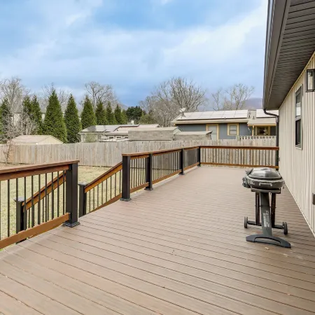 2 Mi to Lake Tomahawk Park! Quiet Escape w/ Deck