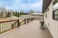 2 Mi to Lake Tomahawk Park! Quiet Escape w/ Deck - Wifi