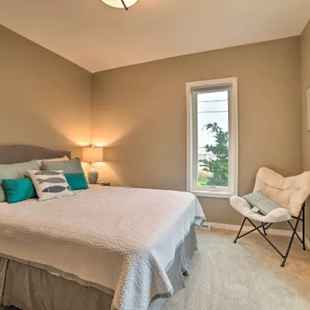 Chic Manistee Cottage Steps to Lake Michigan!