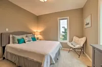 Chic Manistee Cottage Steps to Lake Michigan! - 3 estrellas