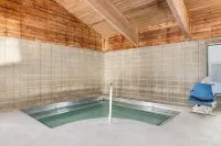 AmericInn by Wyndham Aberdeen Event Center - Hot Tub