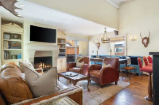 200 ft. to Gondola w/ parking, balcony, fireplace & views! Walk to shops & food!