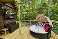 Romantic Cabin: Hot Tub, Fire Pit, Indoor & Outdoor Living, EV Charger