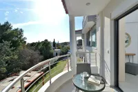 Sun Day Apts Free Airport Shuttle - parking