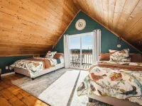 Newly Renovated! 5 Mins to Beach-Hot Tub-Fire Pit-Family & Dog Friendly Hotels in Melrose Township