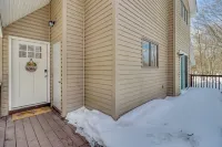 Contemporary House in Lakeside Community! Poconos - Country Houses