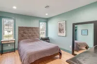 1 Mi to Campus: Modern Tulsa Home w/ Private Yard - Homestays