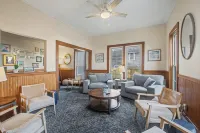 Waters View Inn - parking